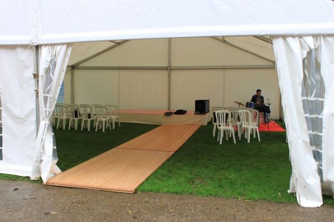 Tente pour cérémonie avec allée centrale et scène pour accueillir les futurs mariés